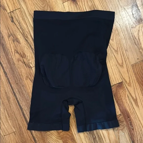 Ingrid & Isabel Black Maternity Shorts - Picture 3 of 3